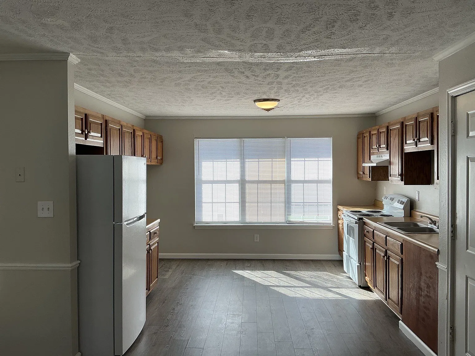 2 bed, 1.5 bath, 998 sqft, $995 — Photo 2