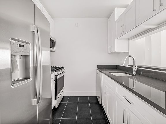 4th image of 420 W 42nd St APT 37D