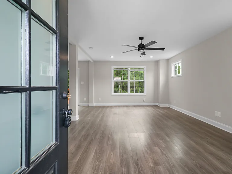 422 Mattingly Dr — Photo 8