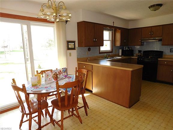5th image of 9821 River Oaks Dr