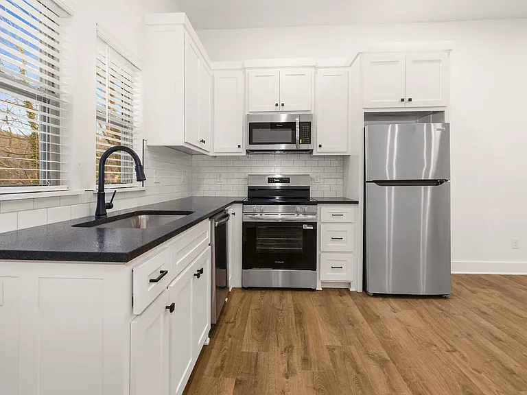 Luxury One Bedroom Townhome Available Now! - In The Heart Of Fayetteville — Photo 25