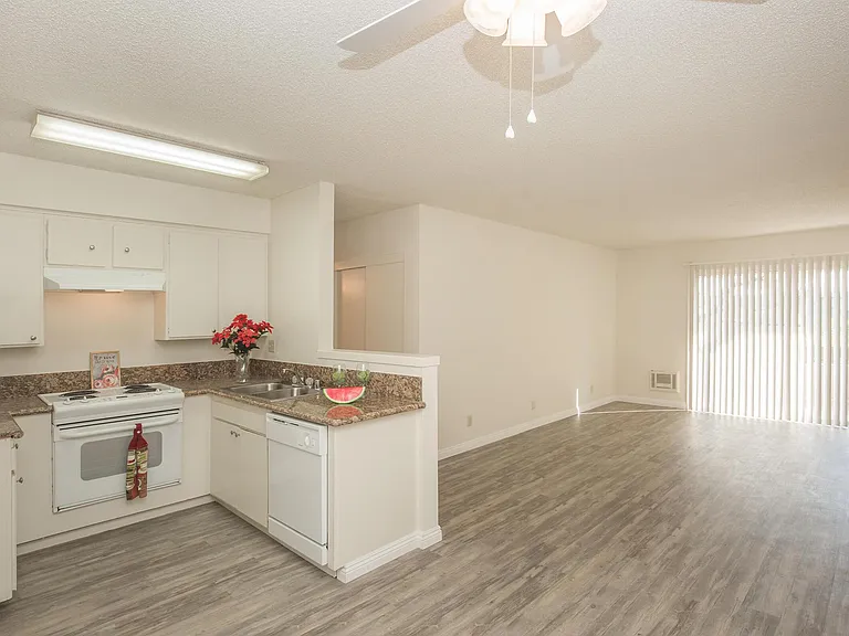 Emerald Victoria Apartments — Photo 12