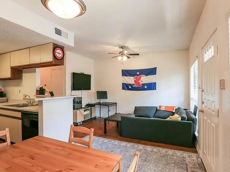 912 W 22nd St #304 — Photo 9