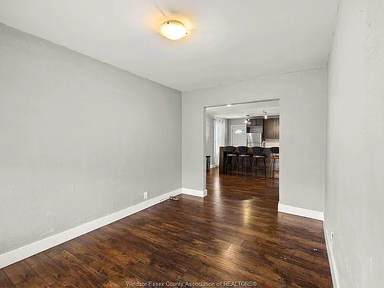 541 Moy Ave — Photo 4