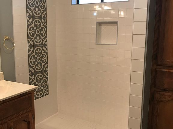5th image of 906 Diana Dr