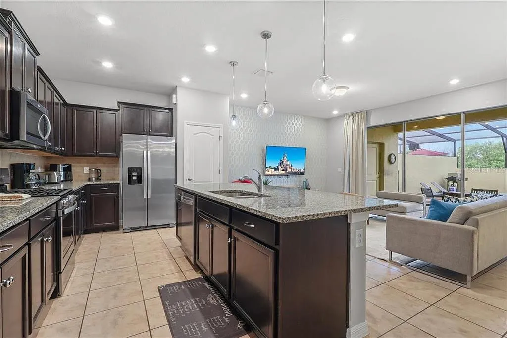 5 bed, 4.5 bath, 2076 sqft, $3,100 — Photo 3