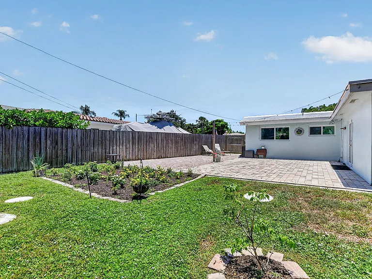 807 SW 3rd St — Photo 47