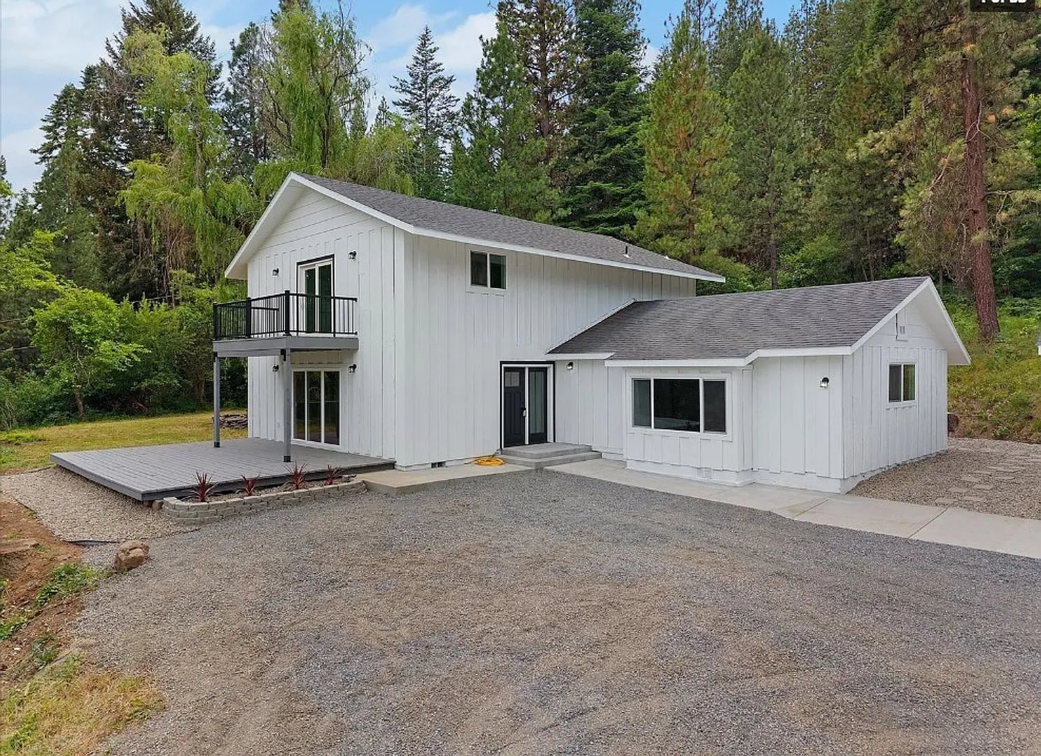 Newly renovated home on 8.9 acres — Photo 2