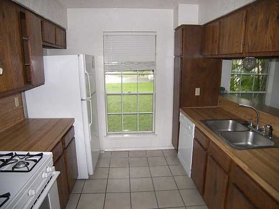 4th image of 1915 Prairie Knoll Ct #B