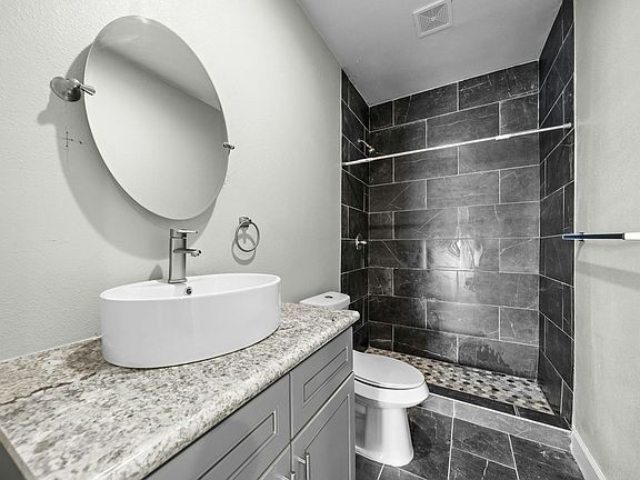 3rd image of 614 35th St #3