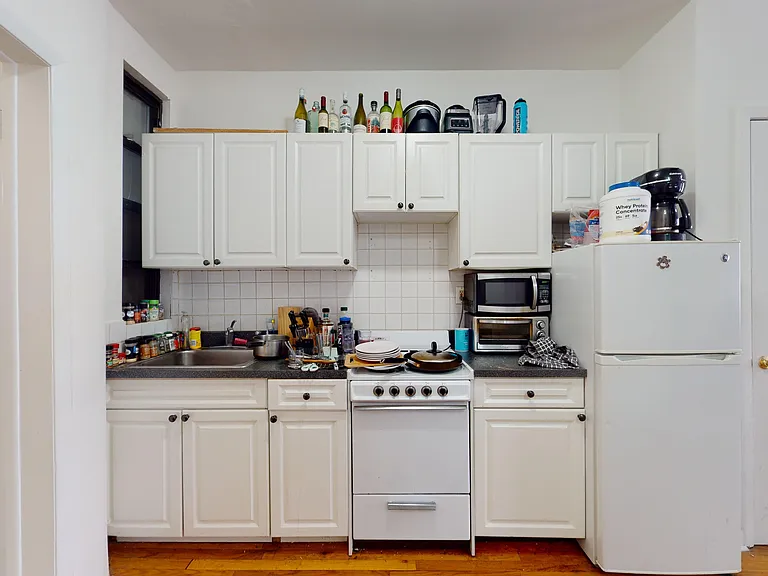 1293 1st Ave #6 — Photo 4