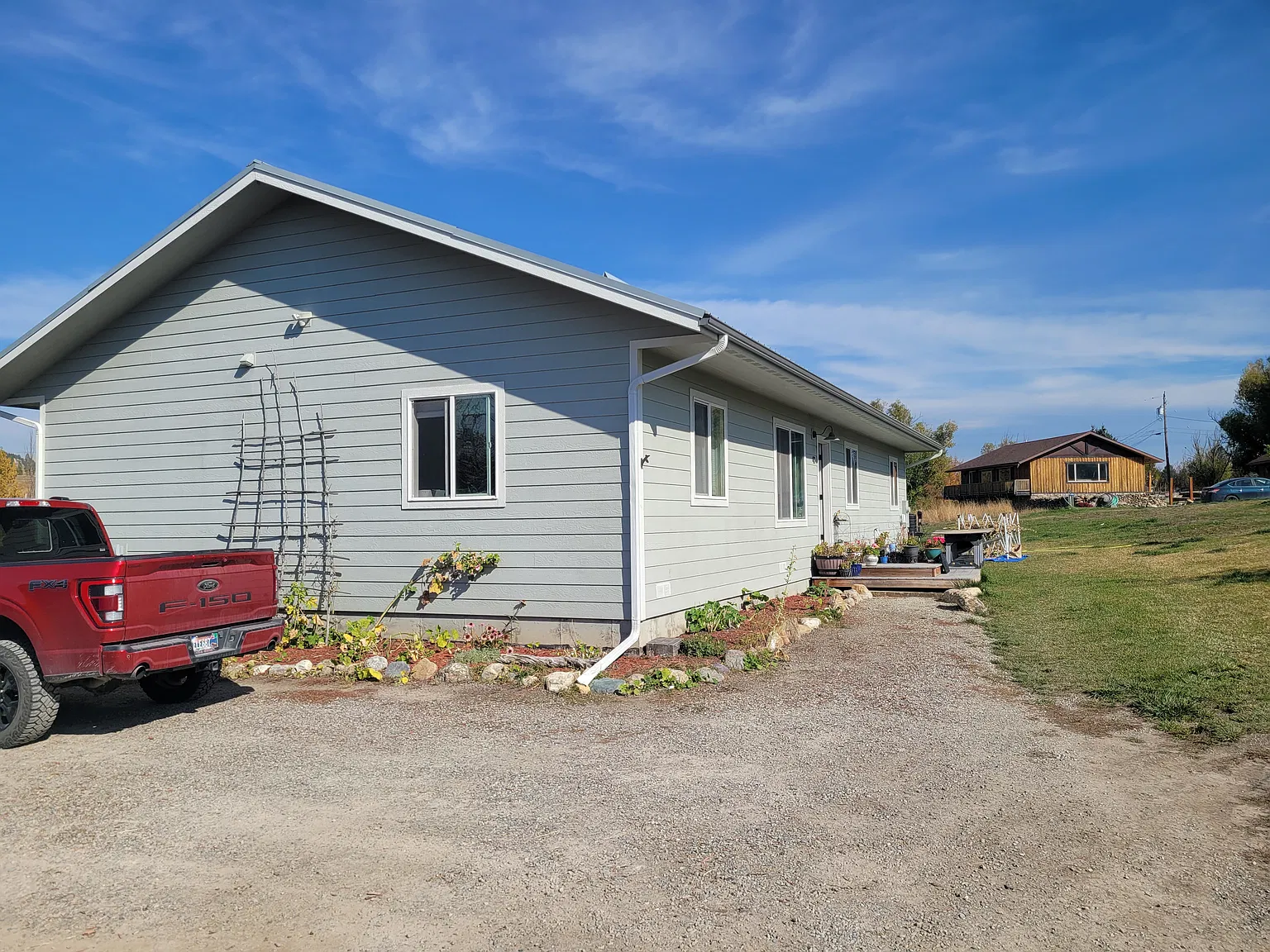 Beautiful 3-Bedroom, 2-Bathroom Home West of Town — Photo 1