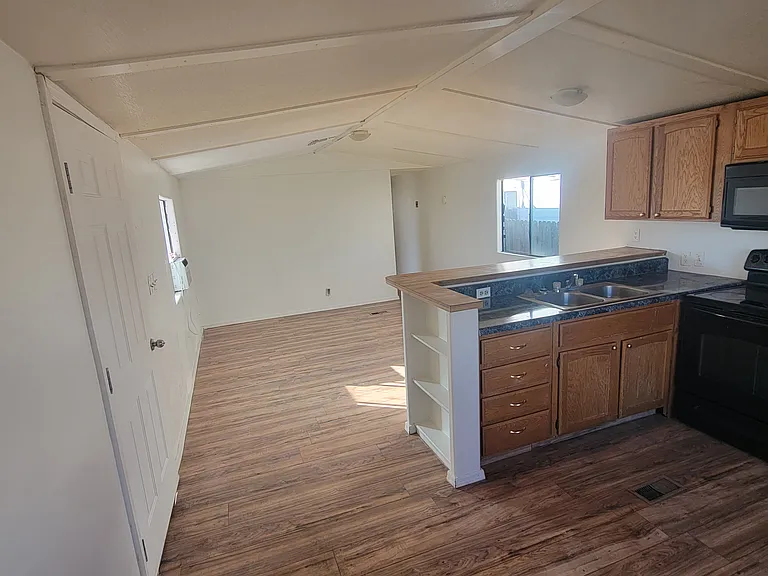 10-127 E 2nd St — Photo 3