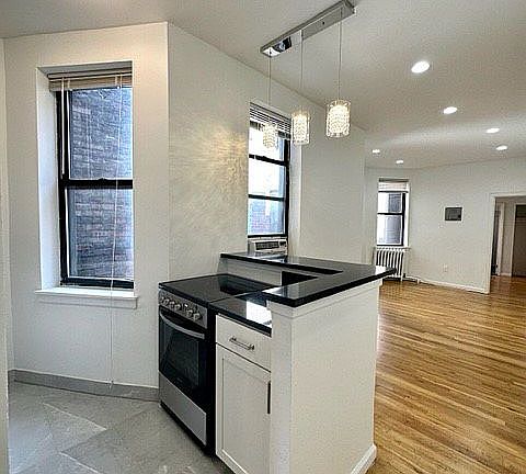3rd image of 229 E 53rd St #5WW