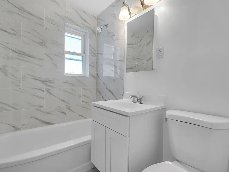 Chilton Hall Apartments — Photo 4