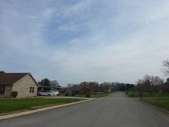 4th image of 302 S Coleman Dr