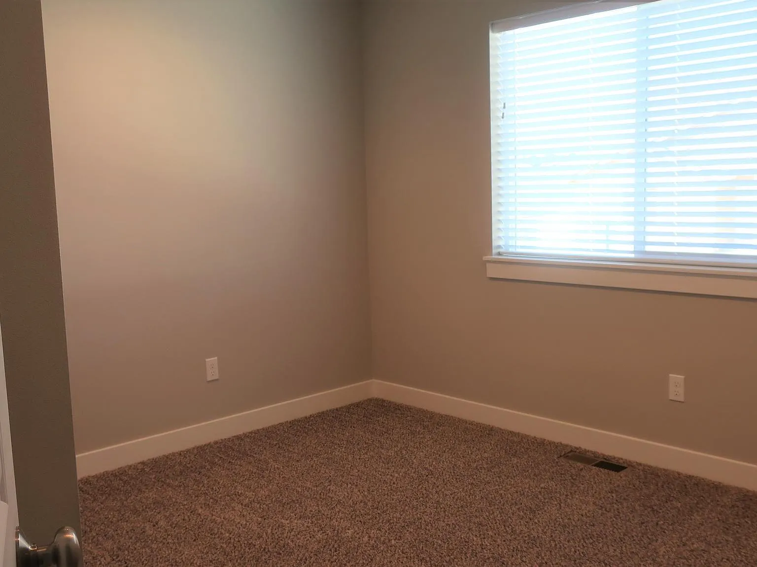3 bed, 1283 sqft, $2,100 — Photo 2