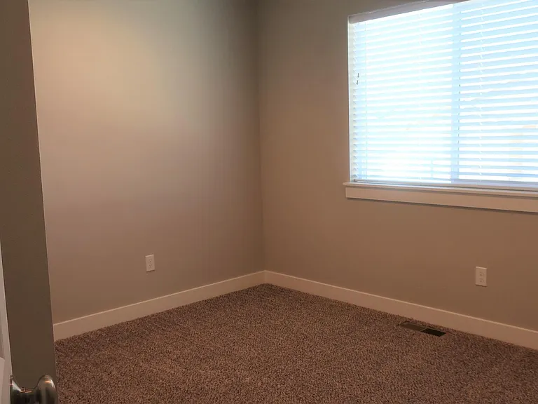 1099 New Oak Ln — Photo 2