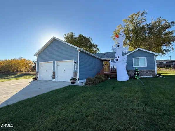 215 7th St NE, Watford City, ND 58854