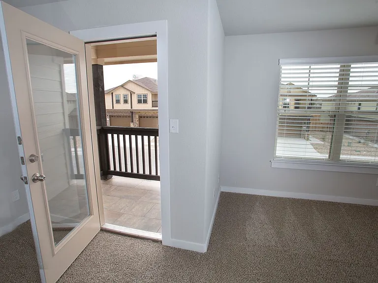 112 Lakeview Ct — Photo 8