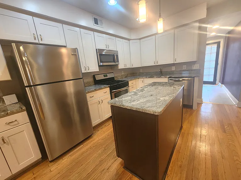 432 E Clement St — Photo 8