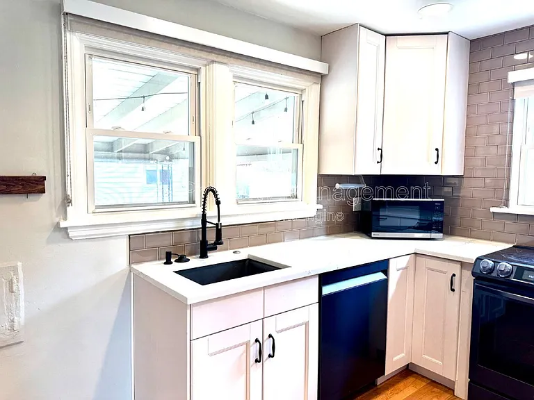 2970 Locust St — Photo 6
