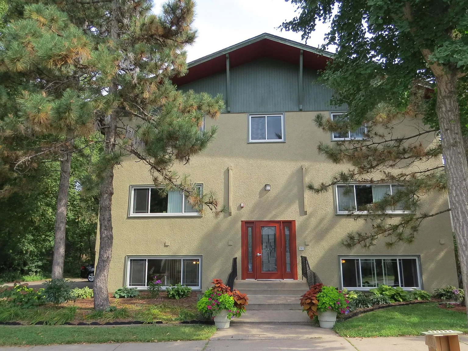 1100 18th Ave SE — Photo 1