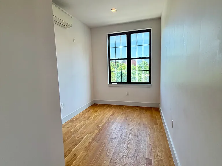 239 Scholes St #2S — Photo 5