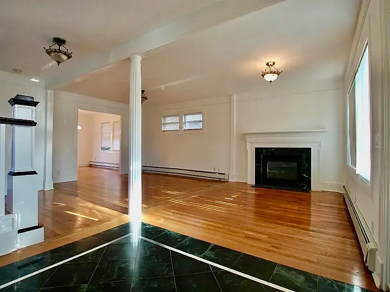 1522 Dwight Pl — Photo 2
