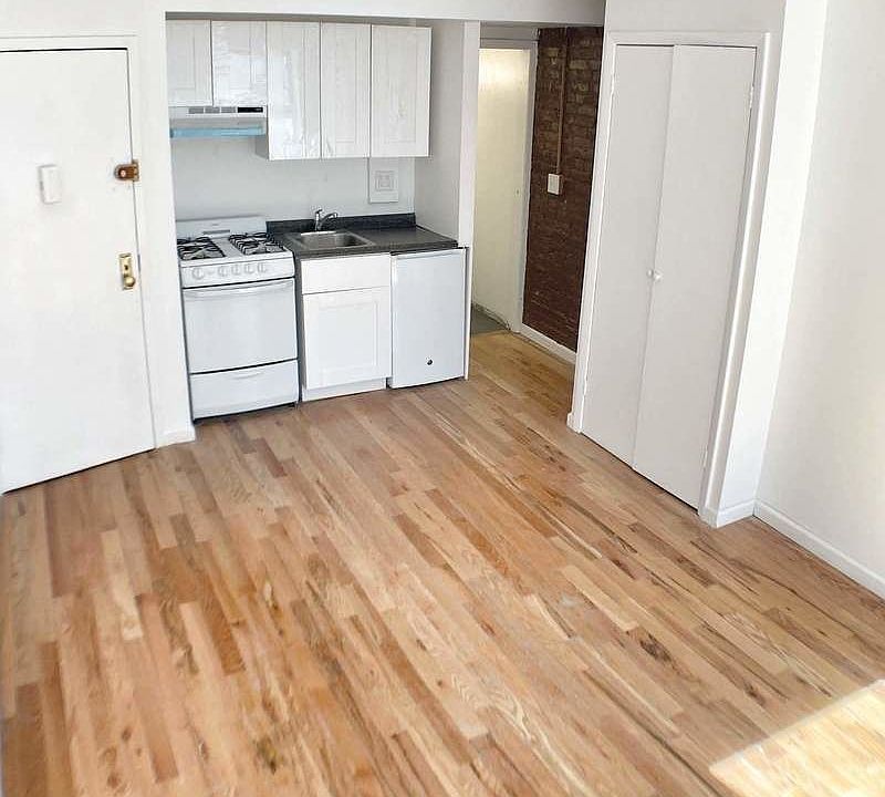 2nd image of 621 E 11th St #3F