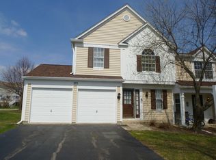 275 Half Moon Cir, Aurora, IL 60504