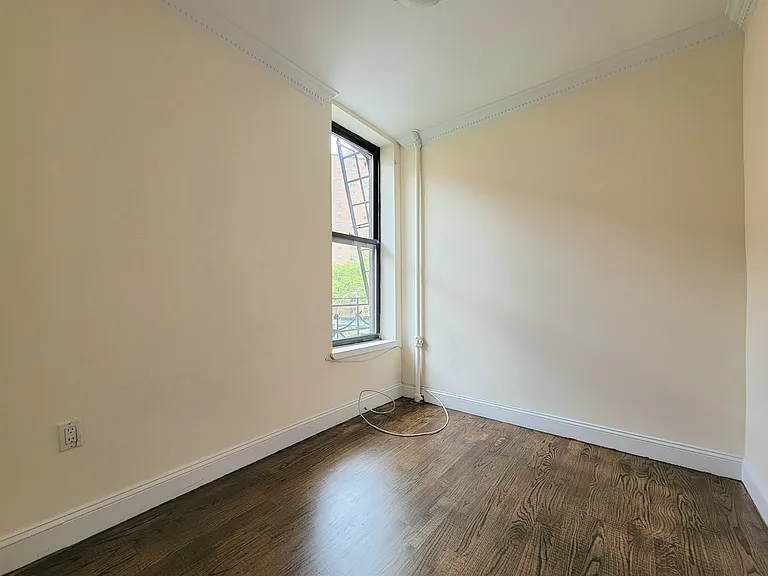 130 E 4th St #7 — Photo 5