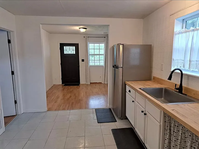 205 N Elm St — Photo 3
