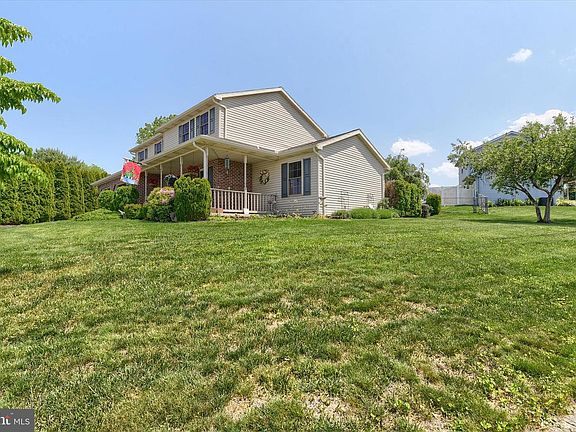4th image of 8 Haverford Cir