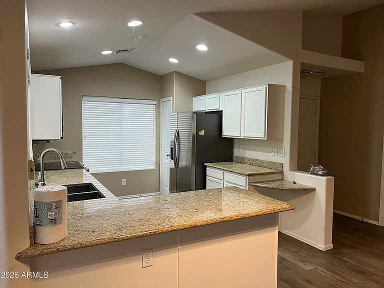 2240 E Mariposa Grande — Photo 2