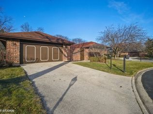 2353 Greenwood Rd, Northbrook, IL 60062
