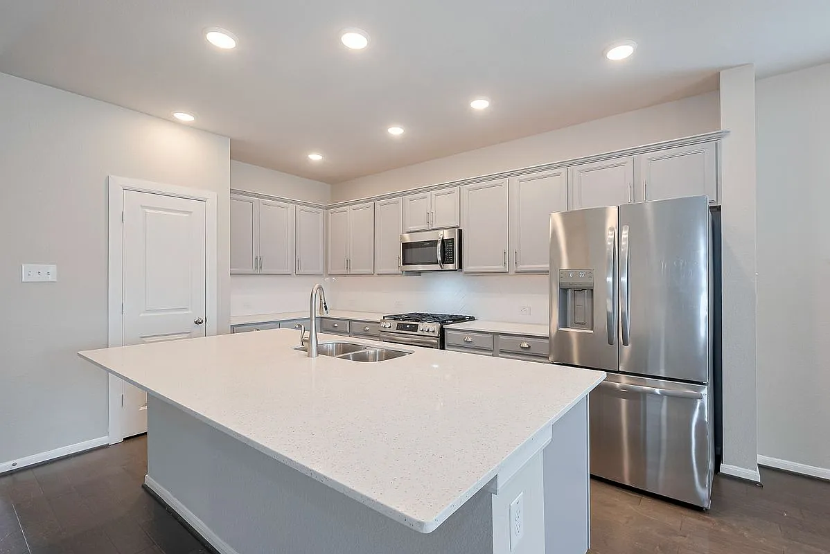 4 bed, 2.5 bath, 2634 sqft, $3,000 — Photo 4