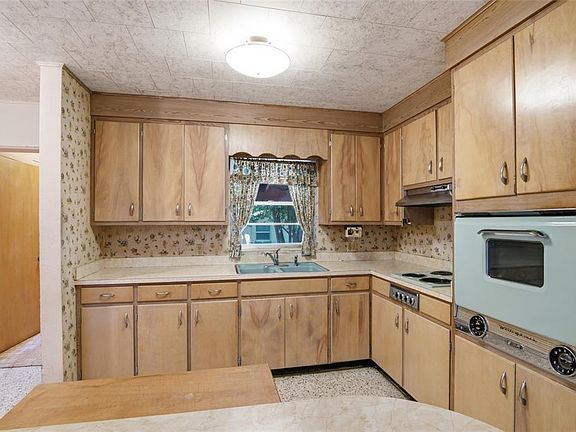 2nd image of 461 Sheldon Pl
