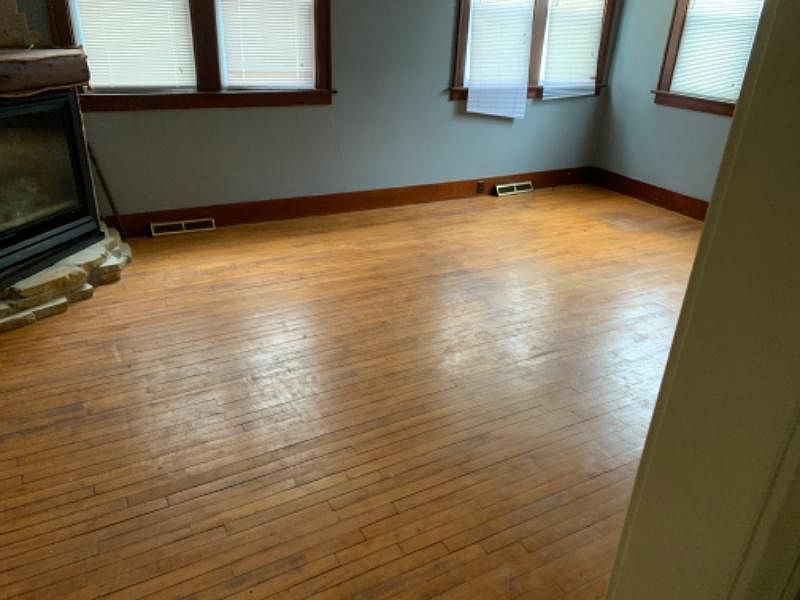 2nd image of 202 W Rock St