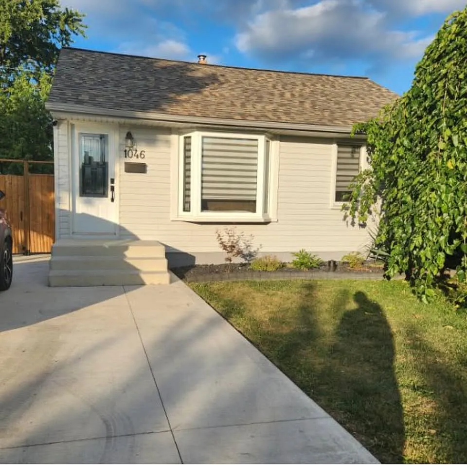 1046 Edward Ave photo 1