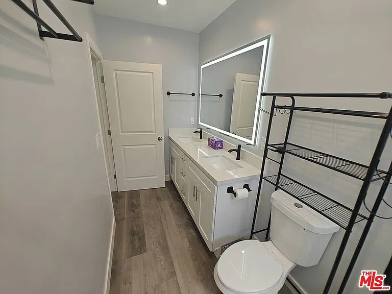 8617 Hatillo Ave — Photo 7