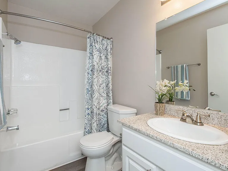 Oak Tree Court Apartment Homes — Photo 31