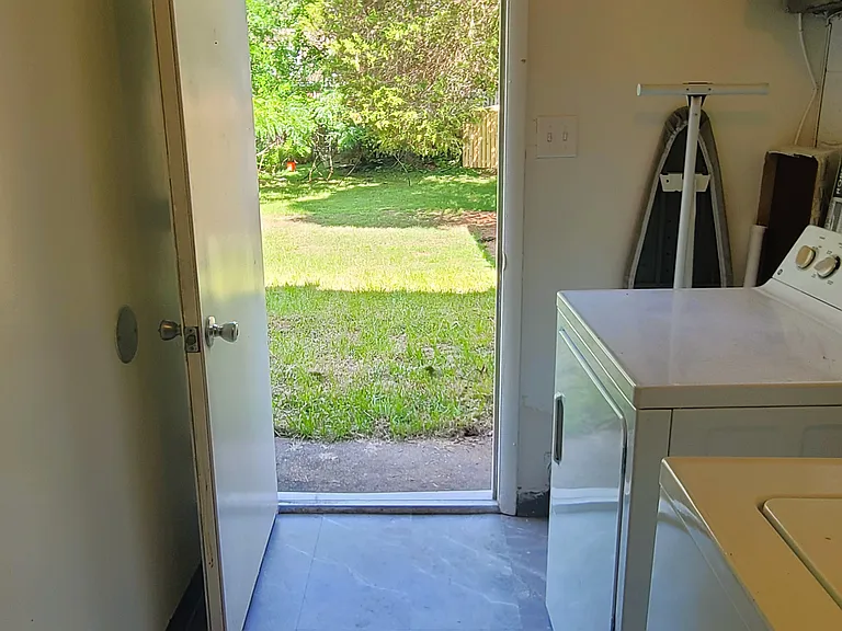 8401 Pioneer Dr — Photo 11