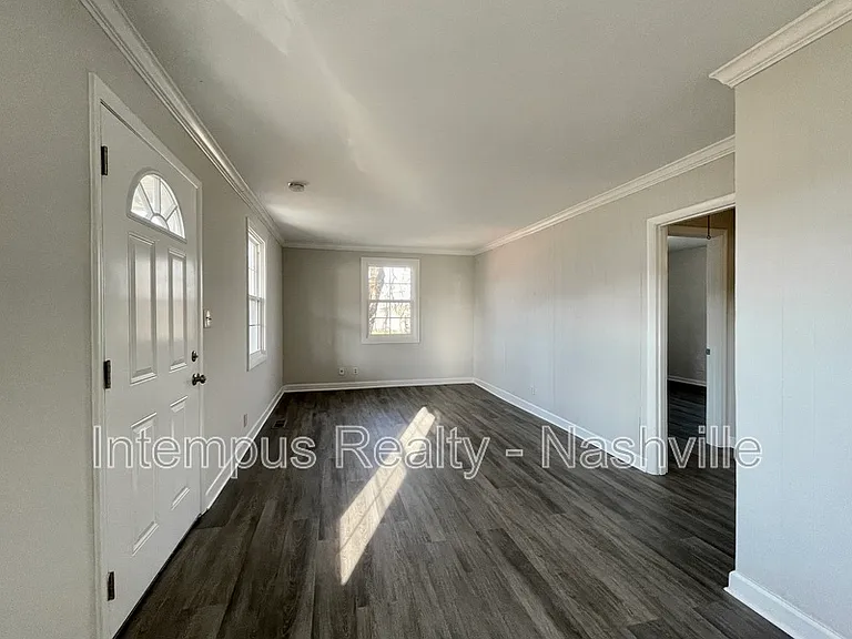 109 W Trinity Ln — Photo 2