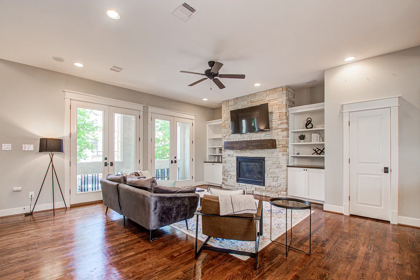 3 bed, 3.5 bath, 2830 sqft, $9,750 — Photo 2