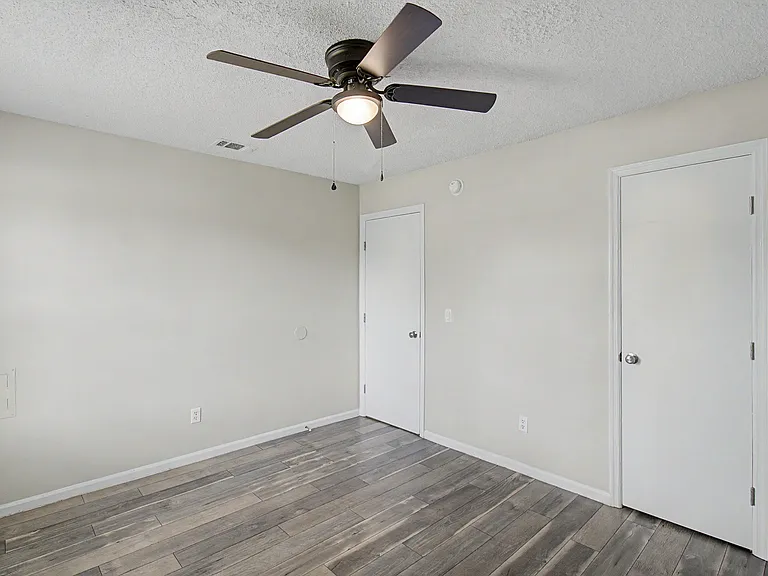 703 Woods Ct — Photo 16