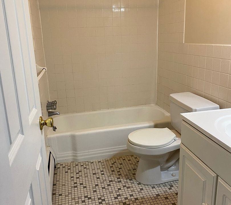 2nd image of 16 W Montgomery Ave APT 16