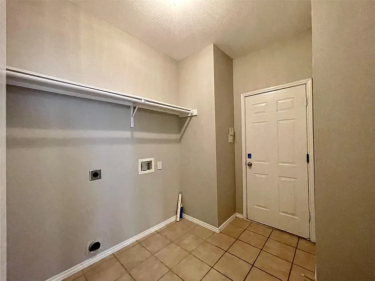 9787 Old Field Dr — Photo 26