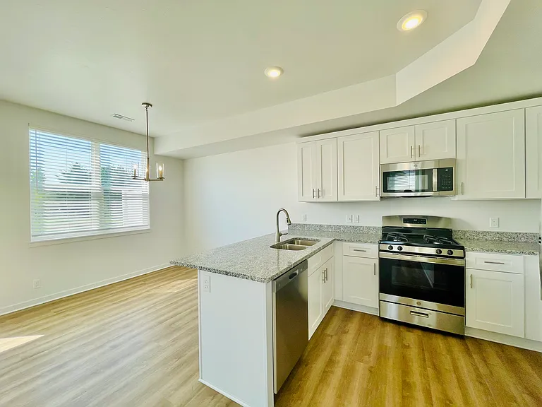 Elmwood Lake Apartments — Photo 3