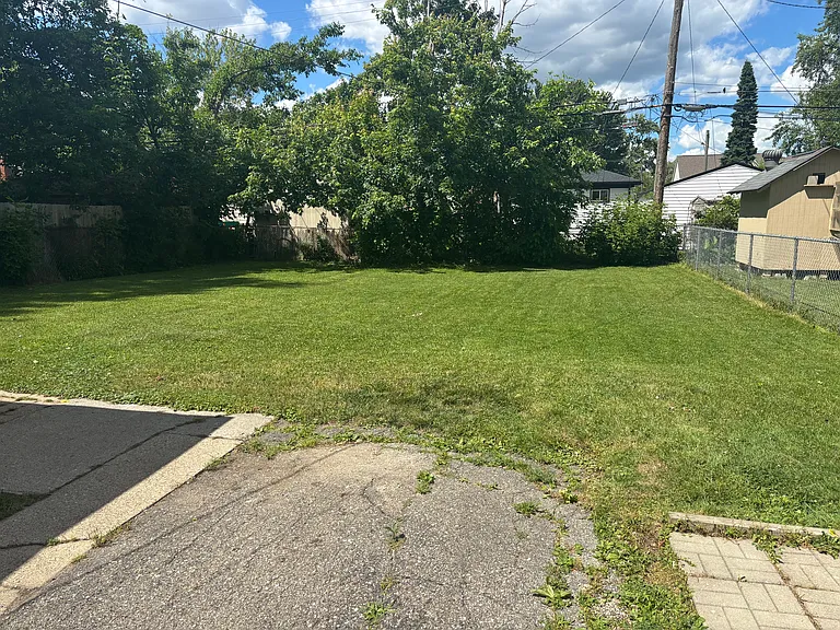 22441 Ridgeway St — Photo 47